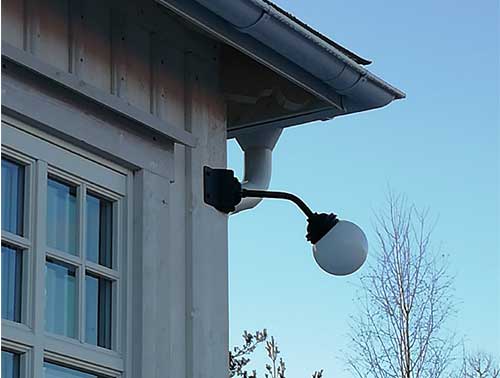 Klassisk gårdslampa i aluminium. Kulturlampan erbjuder köp av snygg retrobelysning