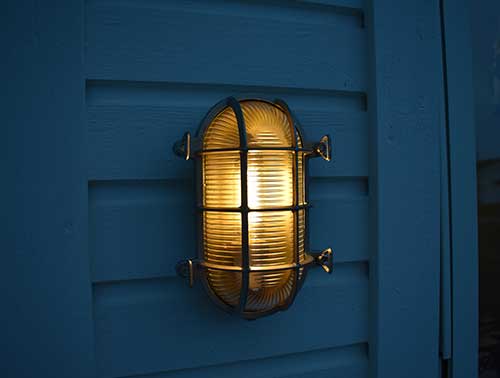 Marina lampor som väggbelysning ger en känsla av havskust